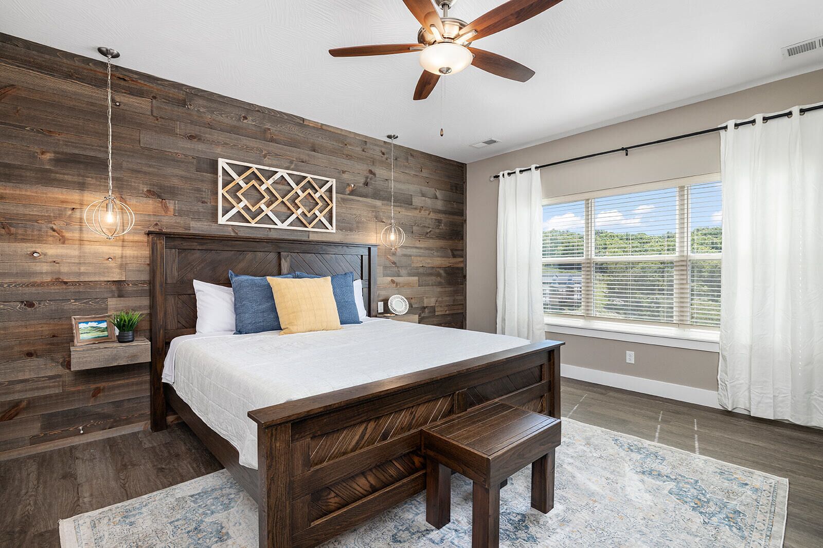 Upper Level King Bedroom w/attached full bathroom