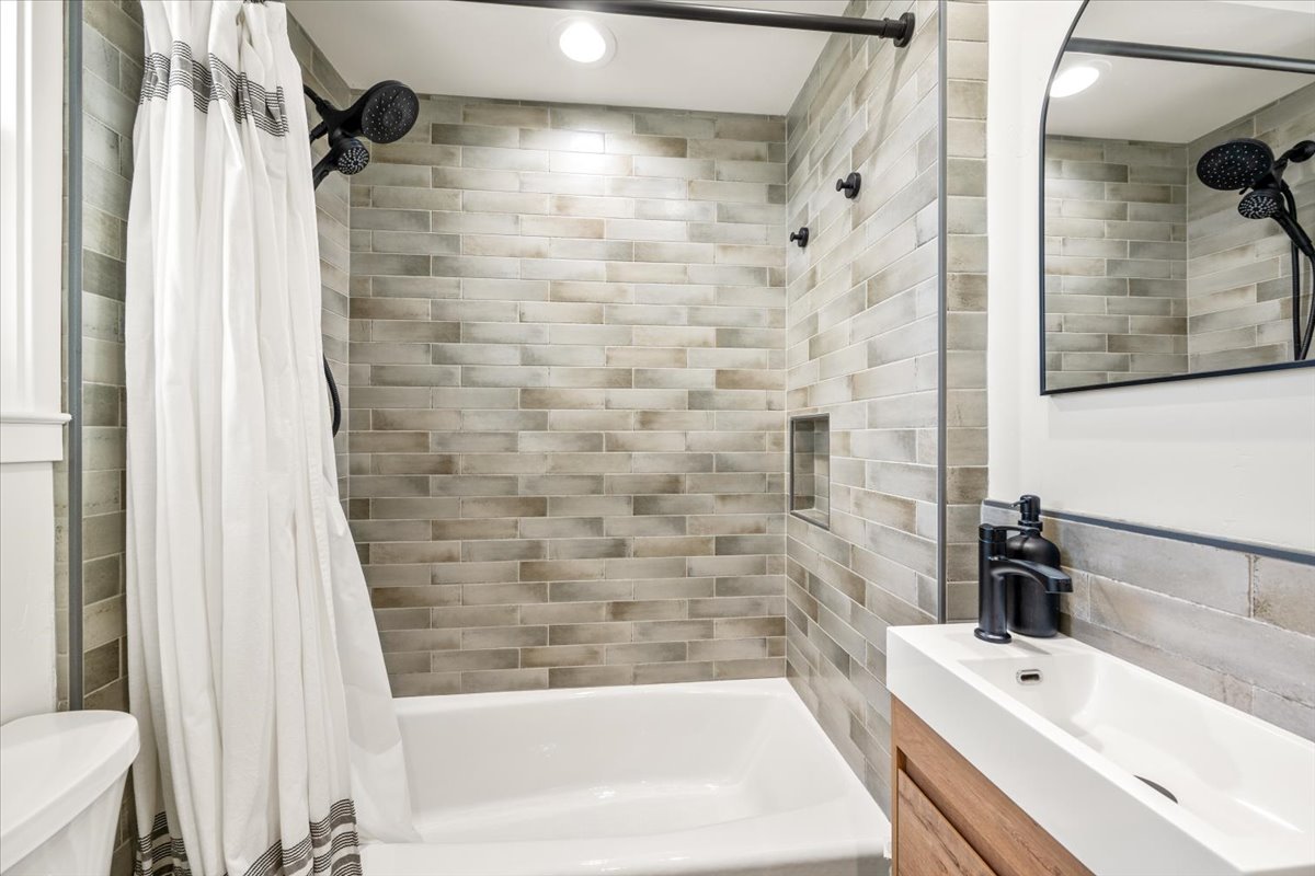 2nd bathroom full tub/shower combo
