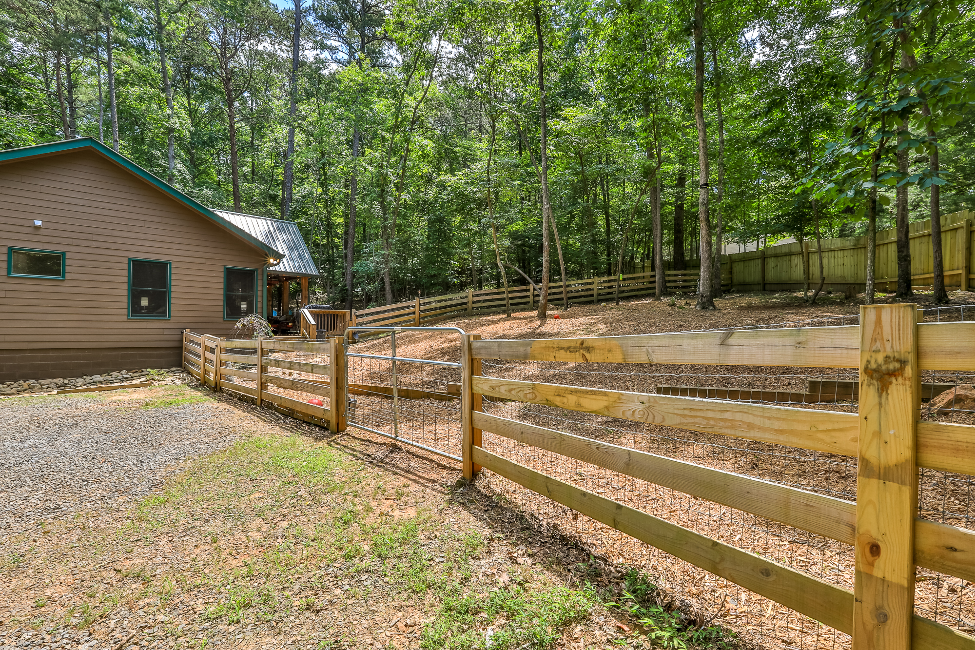 Fenced Yard - outdoor space for your Dogs!