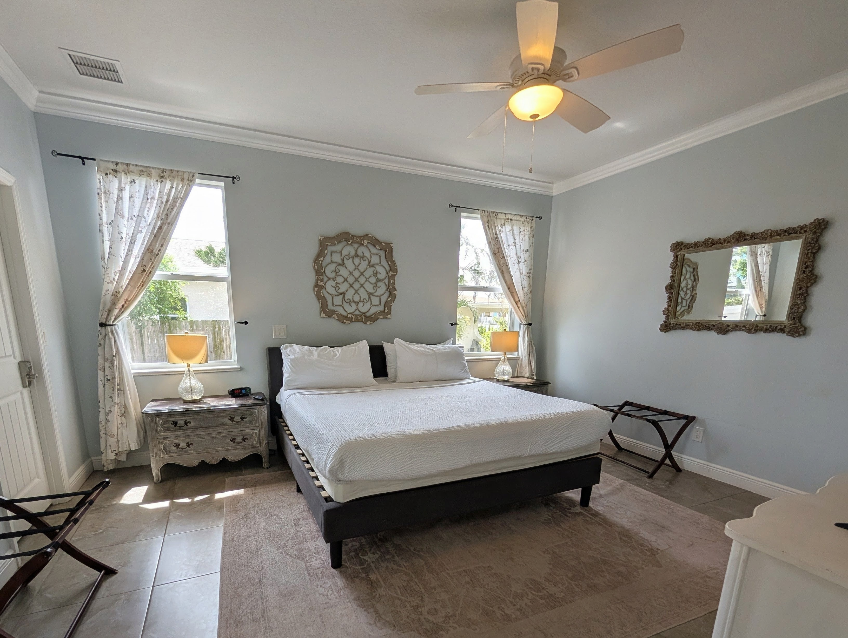Primary Bedroom (King Bed)