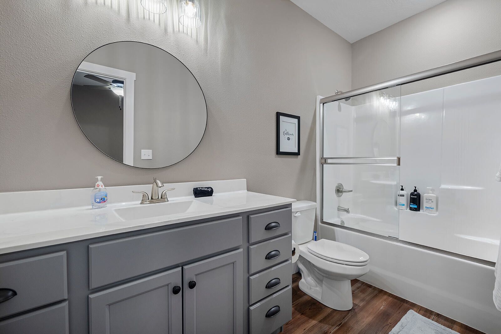 Upper Level Full Bathroom