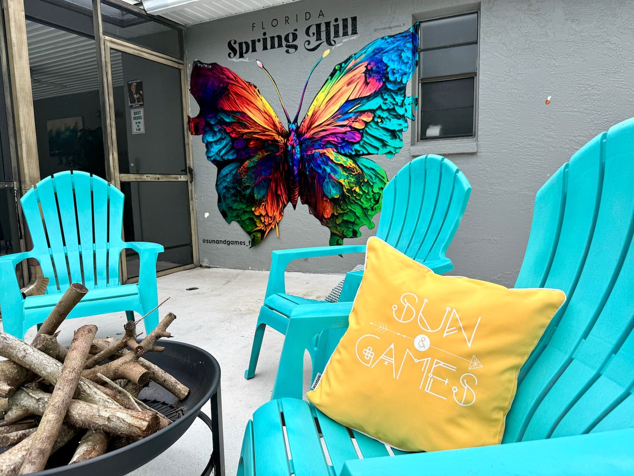 Live boldly at this colorful Spring Hill Airbnb! Wood burning fire pit to chill and warm up for the colder moths and to toast some marshmallows as well maybe take a INSTA-worthy photo by the butterfly #uniquestay #instaworthy #butterflywallmural