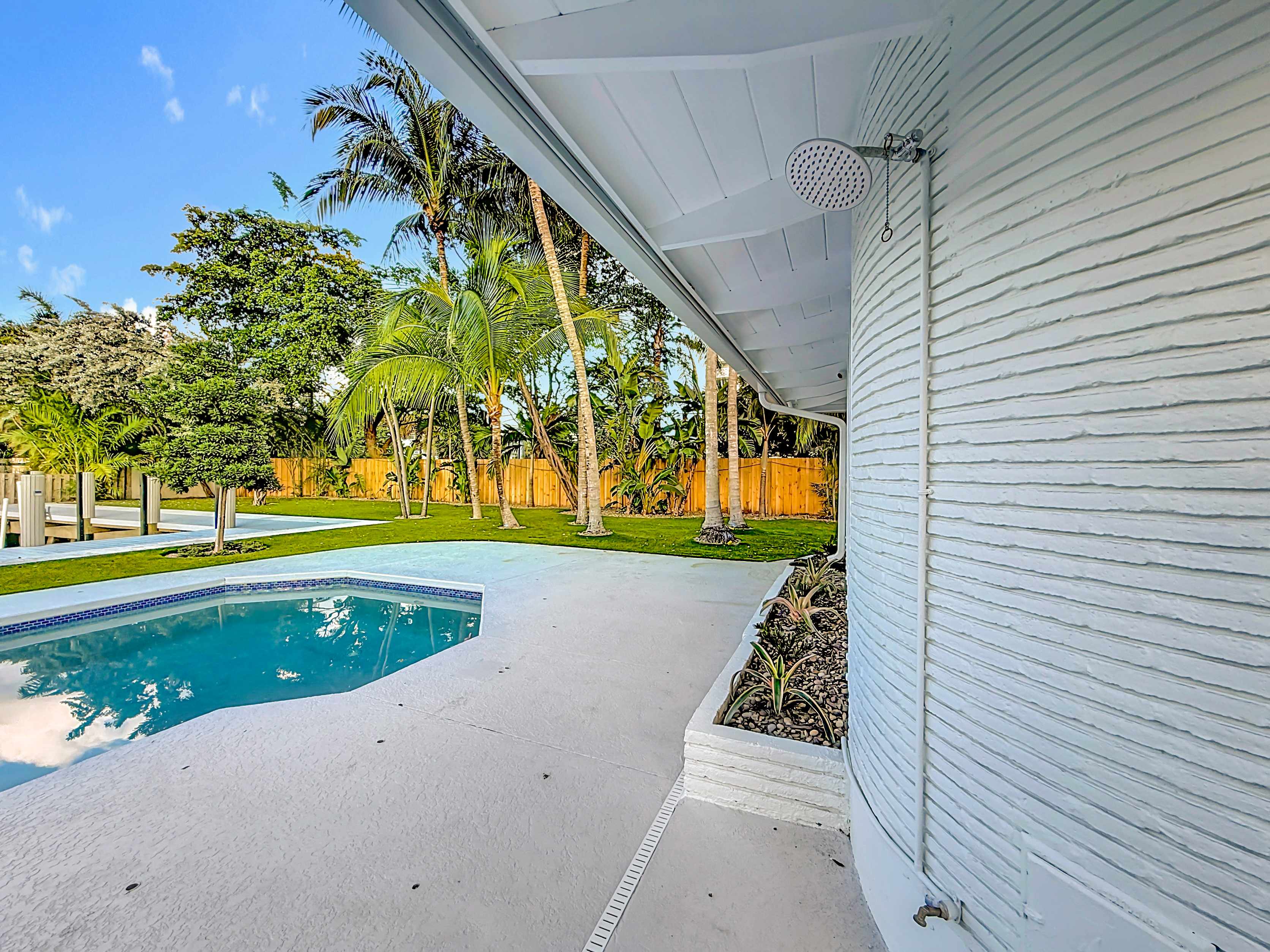 The exterior shower makes rinsing off after getting out of the heated salt water very nice.