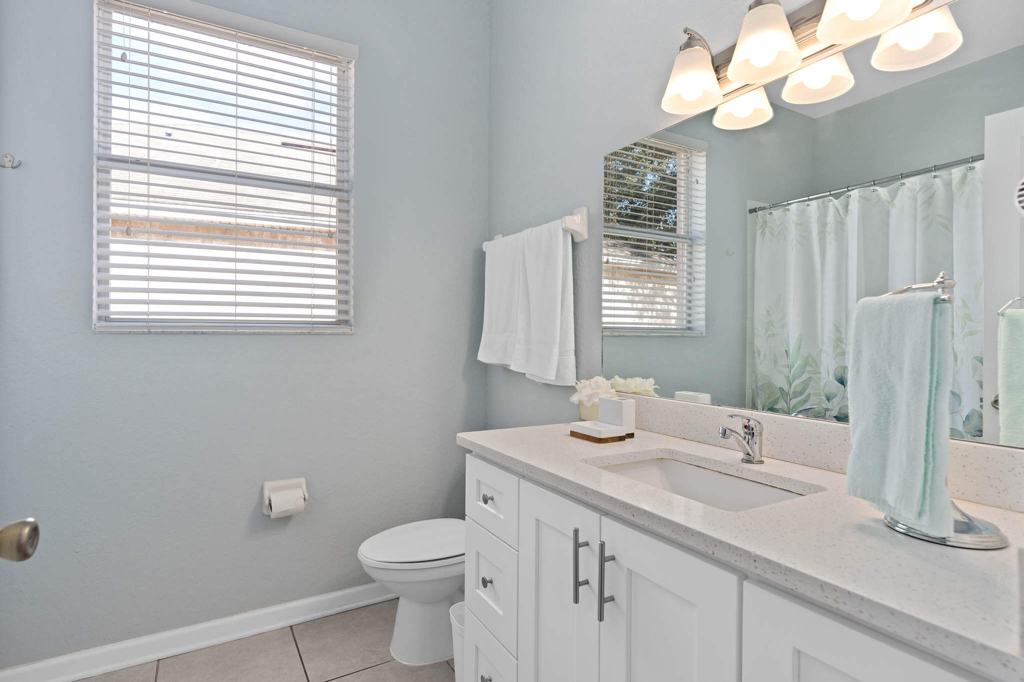 Downstairs bathroom with shower/tub