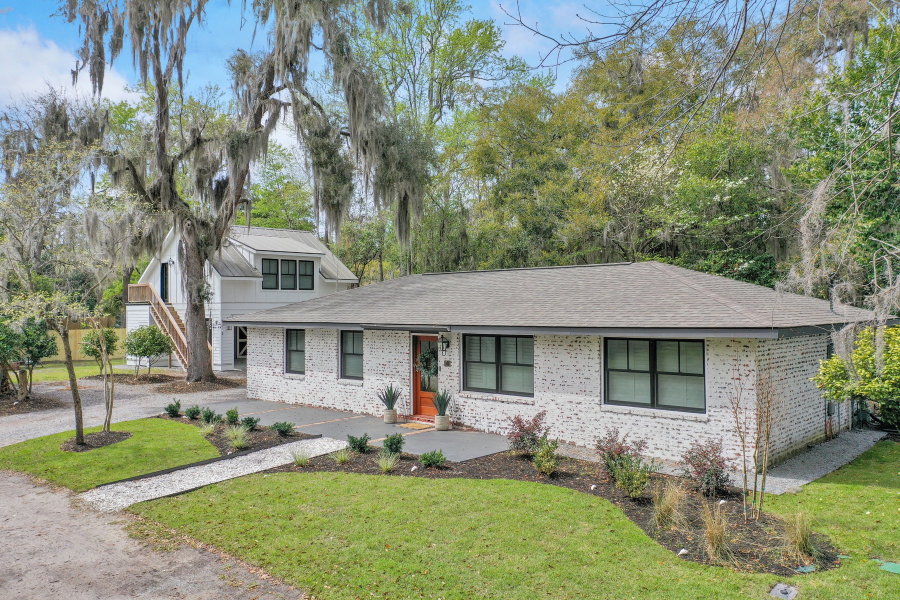 Charming Home With Fire Pit And Spacious Kitchen - Delightful Retreat - Bluffton, SC