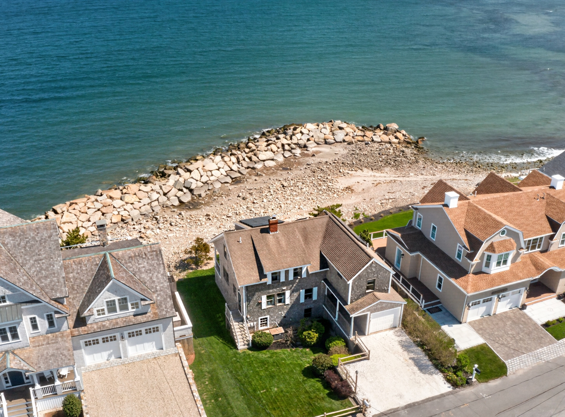 Wake up to sweeping ocean views in a prime beachfront location where comfort meets the calming sound of the waves. 🌊