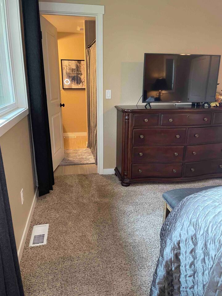 Primary bedroom with Smart TV and en suite