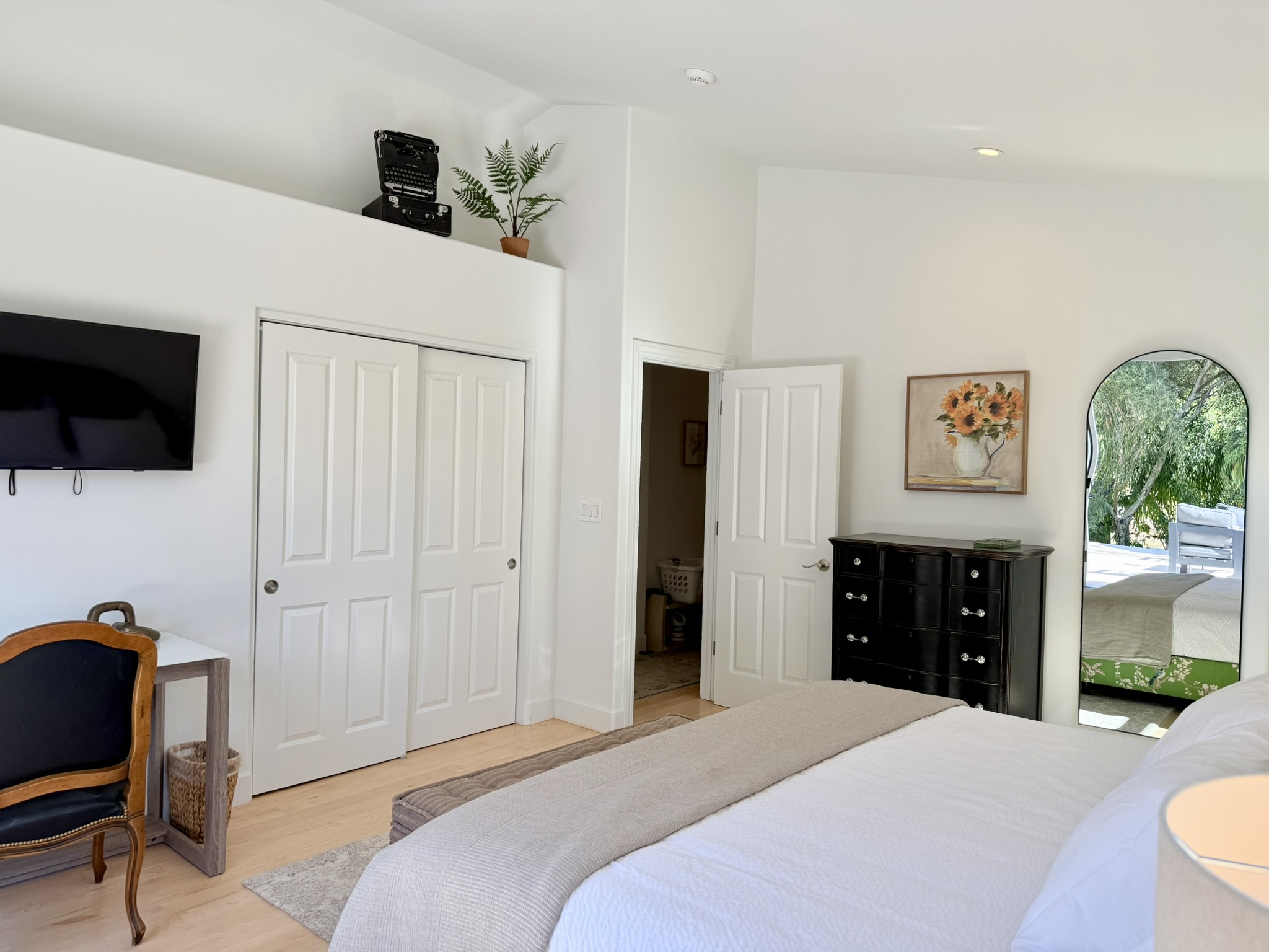 Green Lady Suite w/King Bed and En Suite Bath
