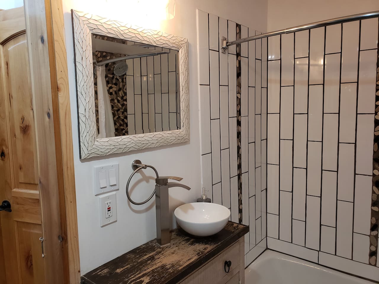 Upstairs hallway bathroom for Bedrooms 1 and 4