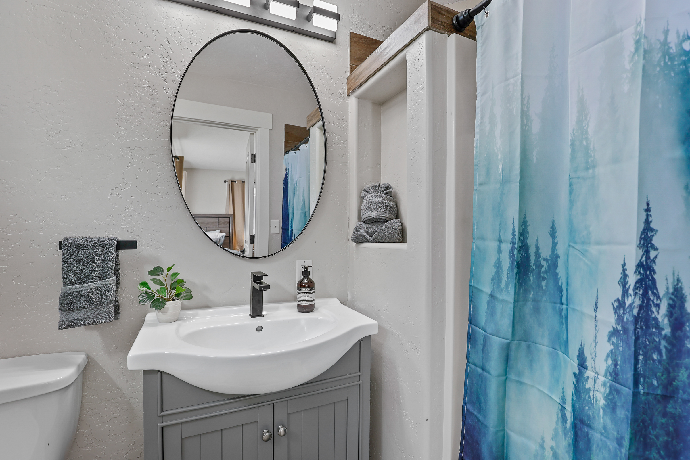 All 8 bedrooms have en suite bathrooms