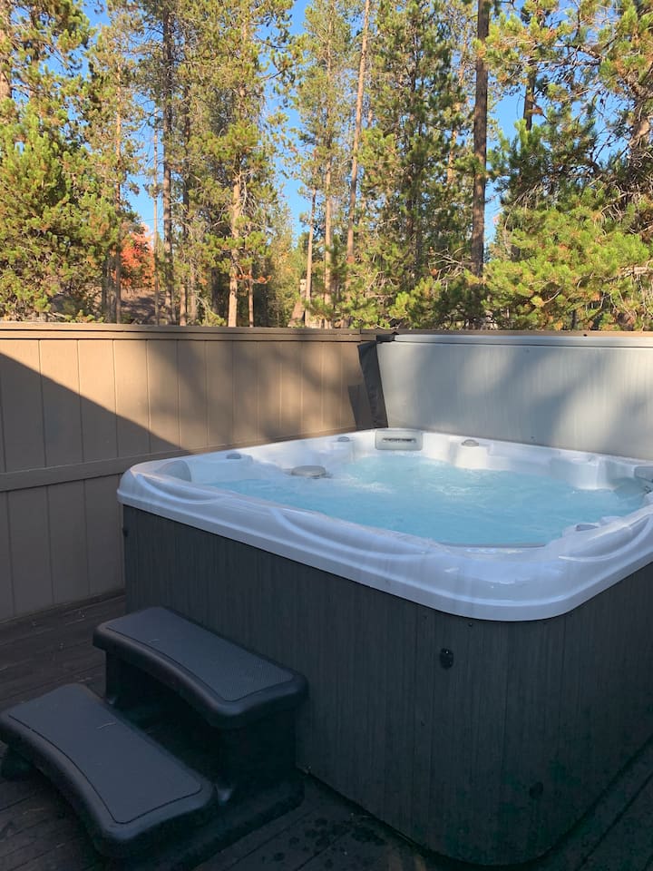 Relax in the hot tub while enjoying the pine air, the stars, or while watching the snow fall!