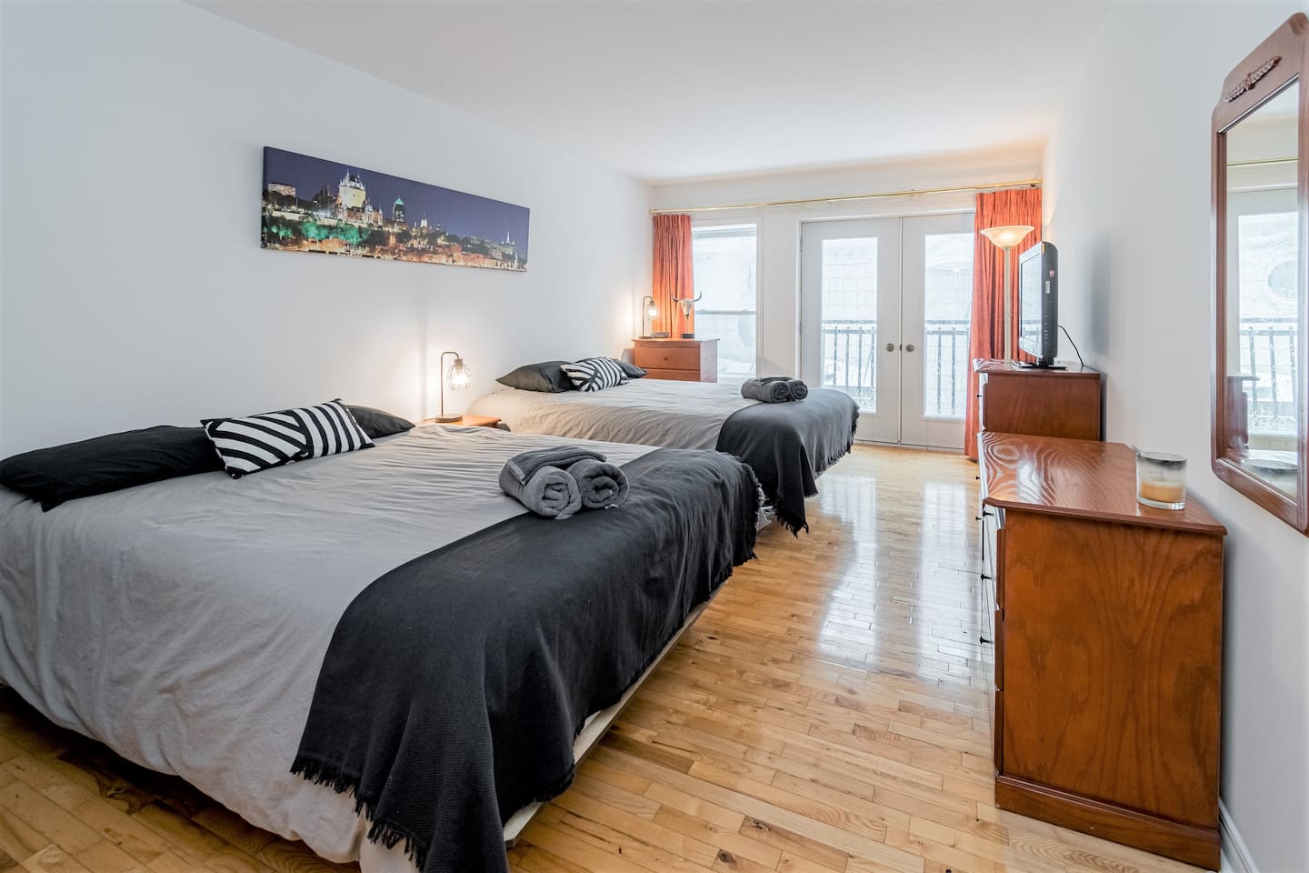 Chambre principale douillet avec portes françaises.