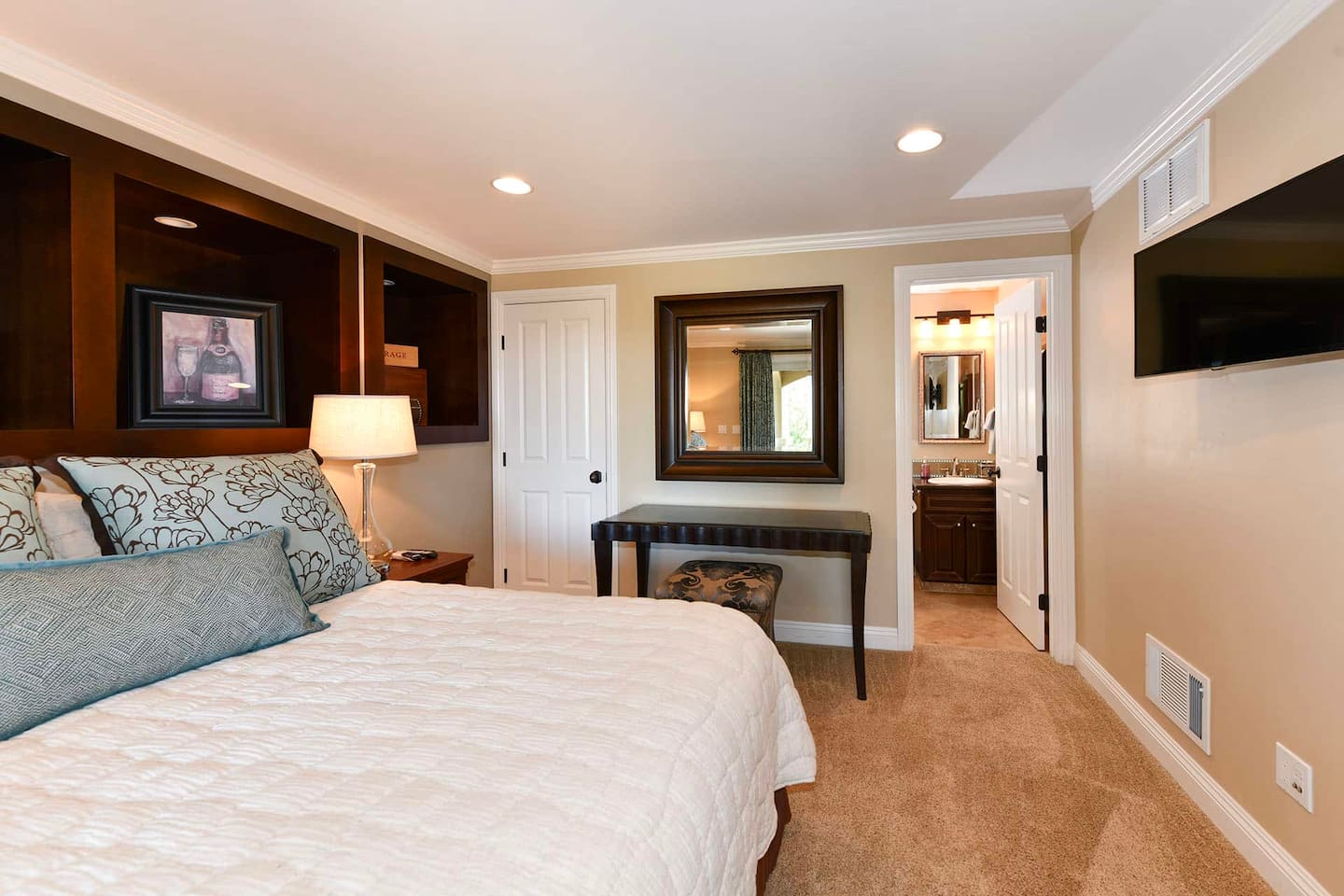 Bedroom suite 4 with living area, kitchenette, queen bed and full bathroom.