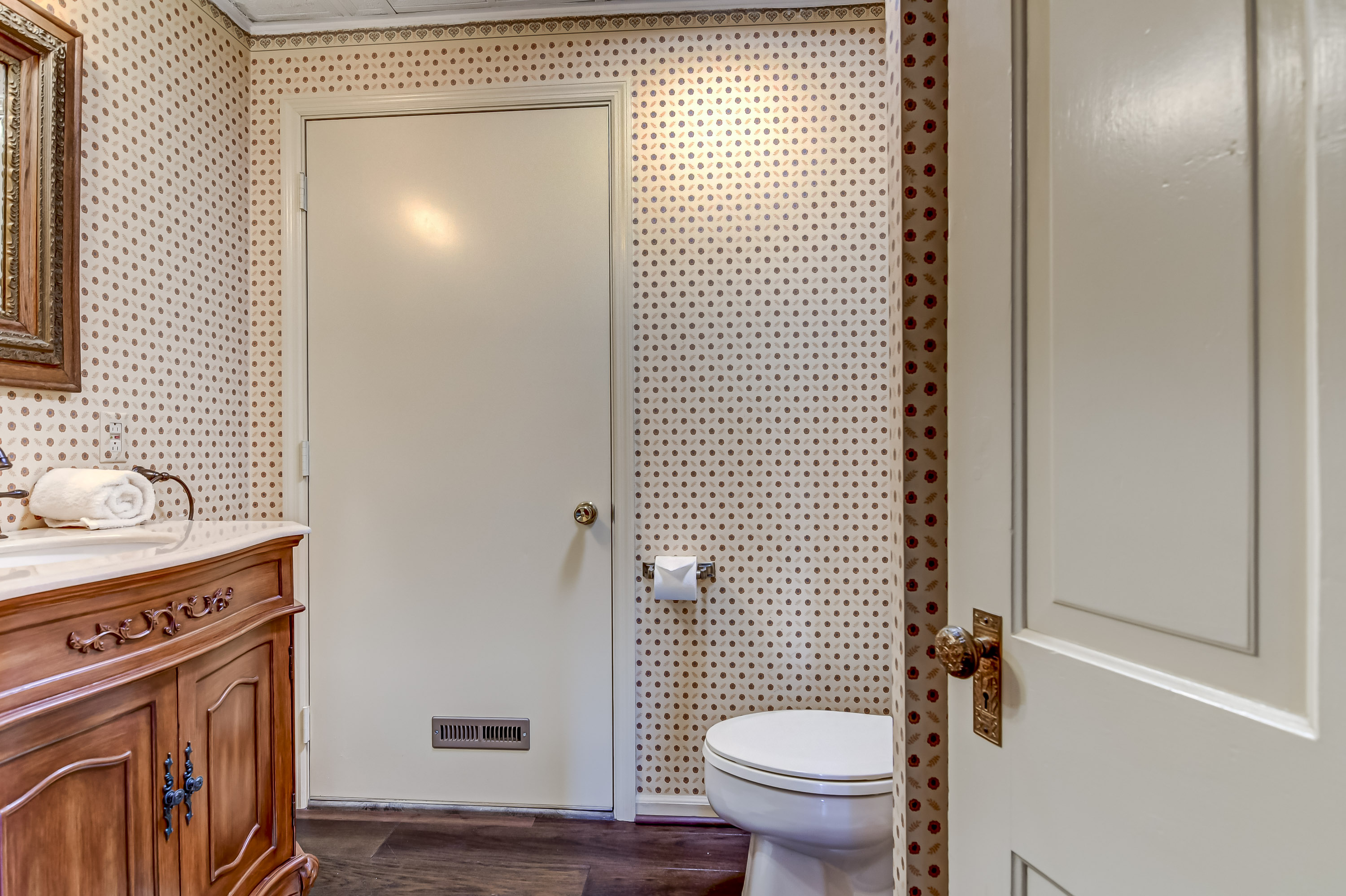 The Bressmer Carriage House - Downstairs Bathroom