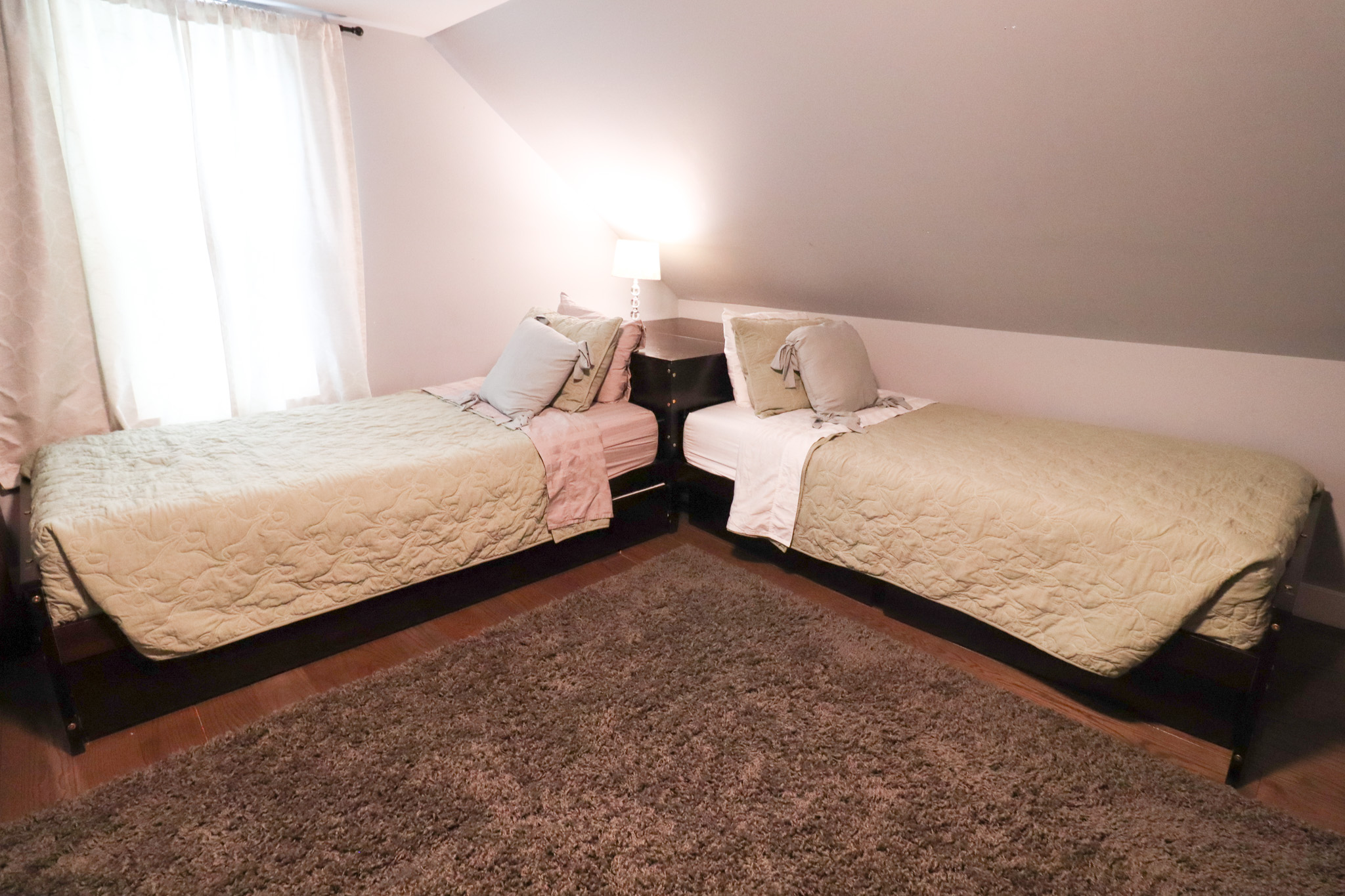 Triple Twin Room - Sleeps 3 
2 standard twins + pull out trundle 