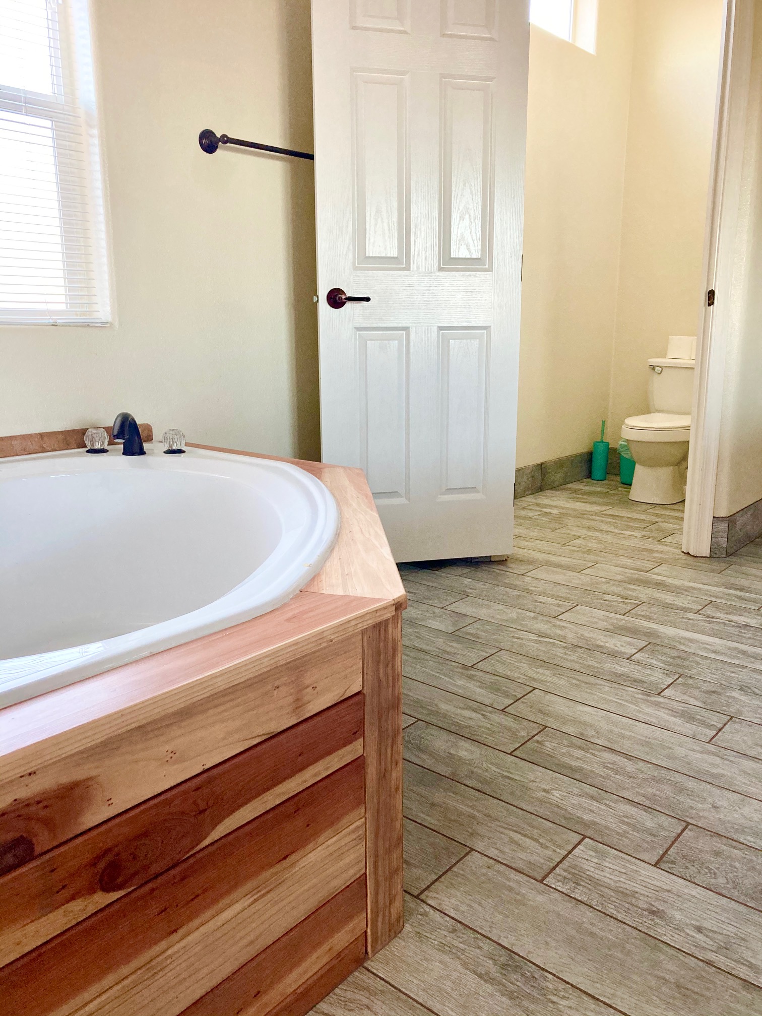 Bunk room ensuite bathroom w/toilet room separate