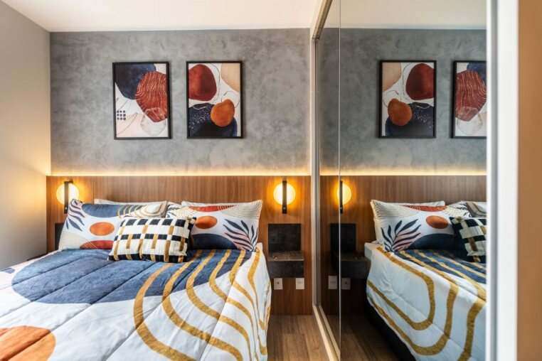 Quarto com cama queen e iluminação LED embutida Ambiente acolhedor com roupa de cama premium, tomadas USB e closet espelhado. Perfeito para descanso.