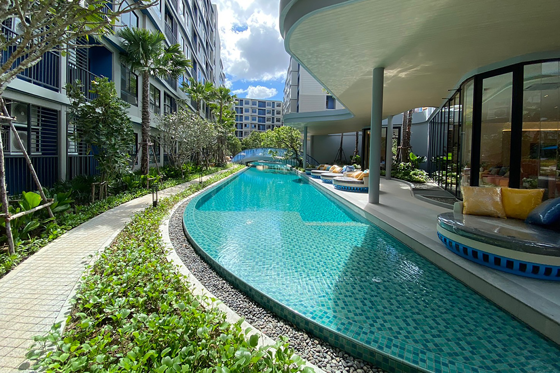 The swimming pool is divided into dedicated zones. Lap Pool: A 35-metre-long pool. Kids’ Pool: Featuring an overflowing water curtain of endless fun for the entire family. Relaxation Pool: Set beneath the shade of sprawling trees. 