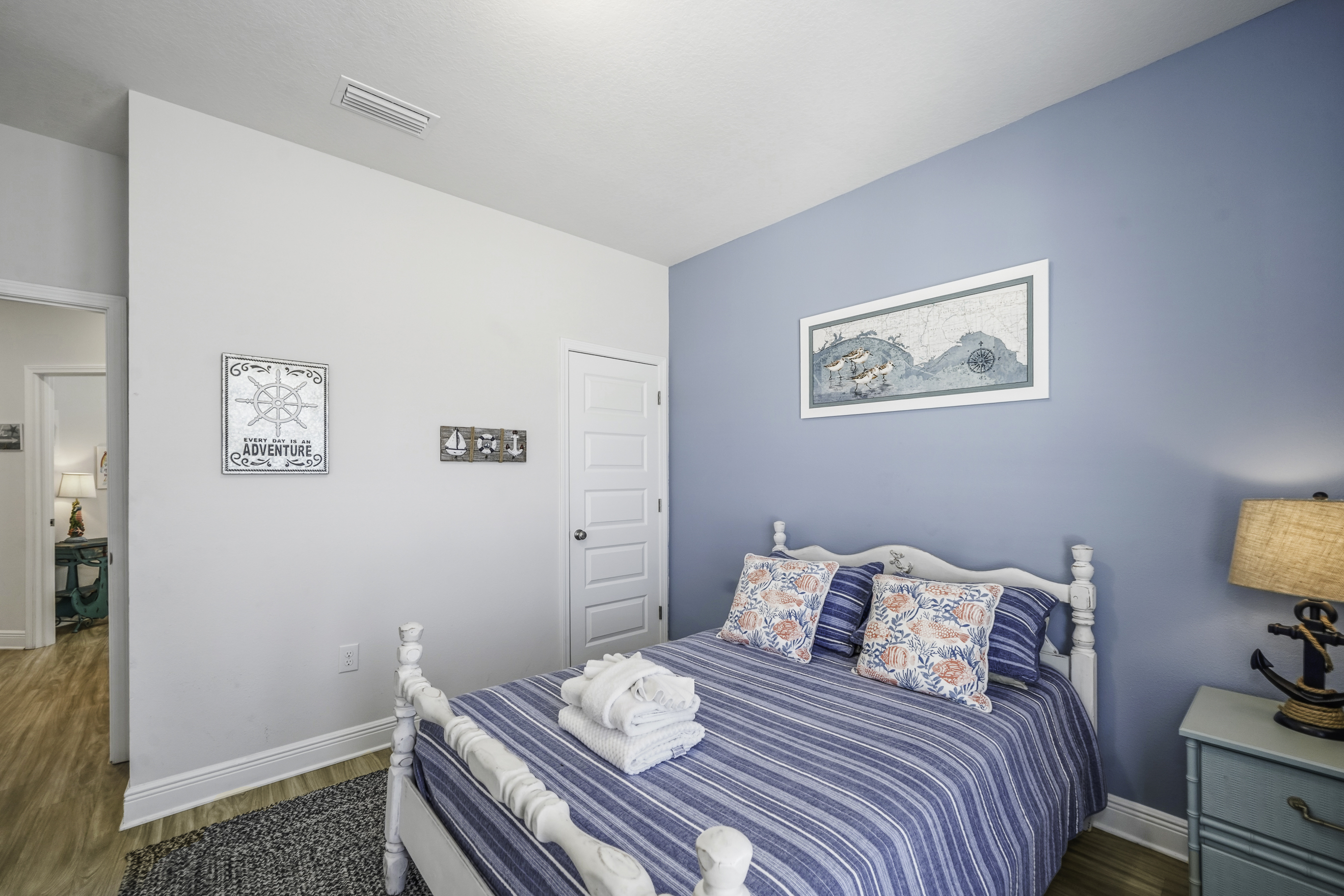 Bedroom 2: Full bed, comfortable linens, drawer, Smart TV, remote work desk and chair