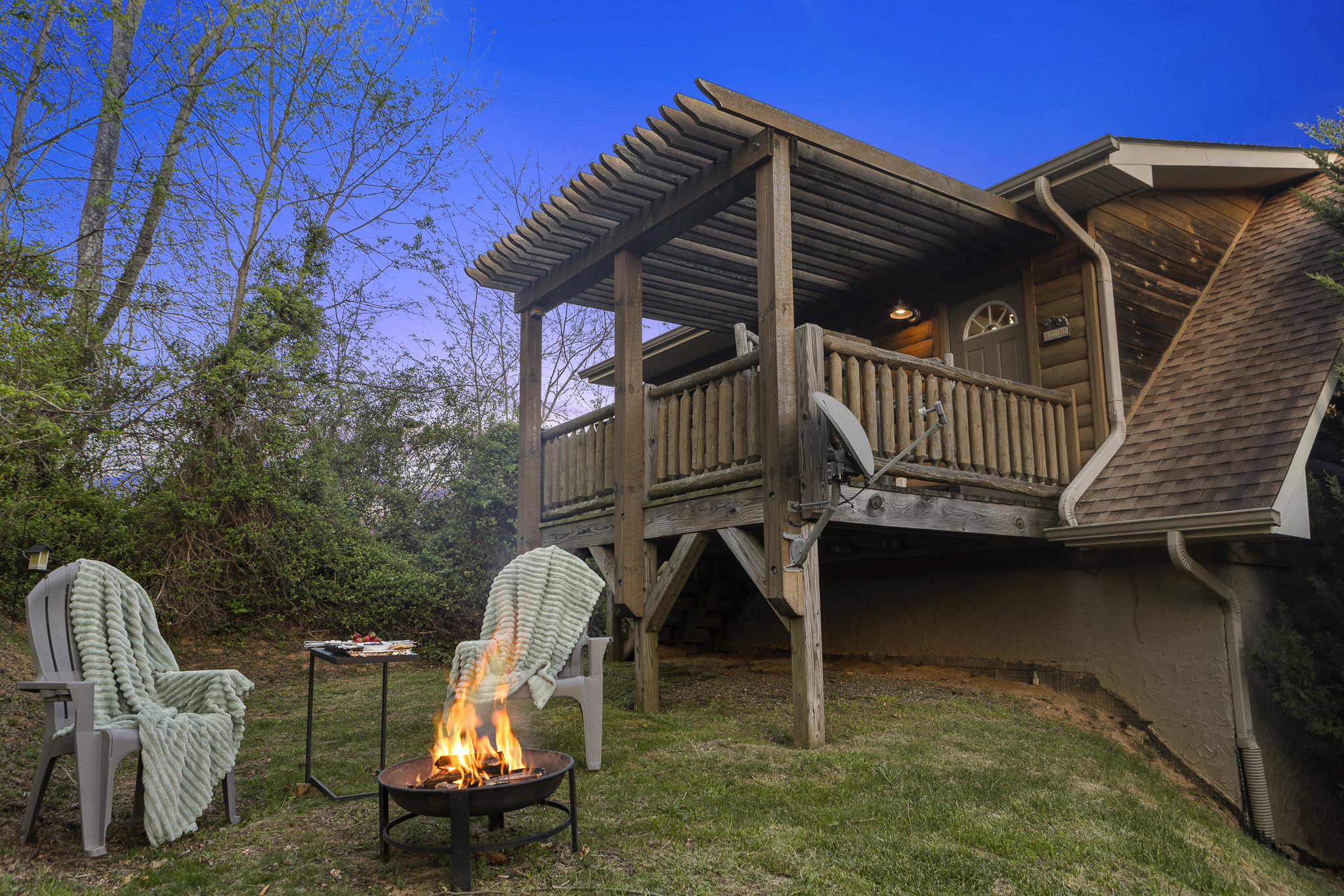 Outdoor Retreat: Gather around the fire pit under the starlit sky for unforgettable evenings!

