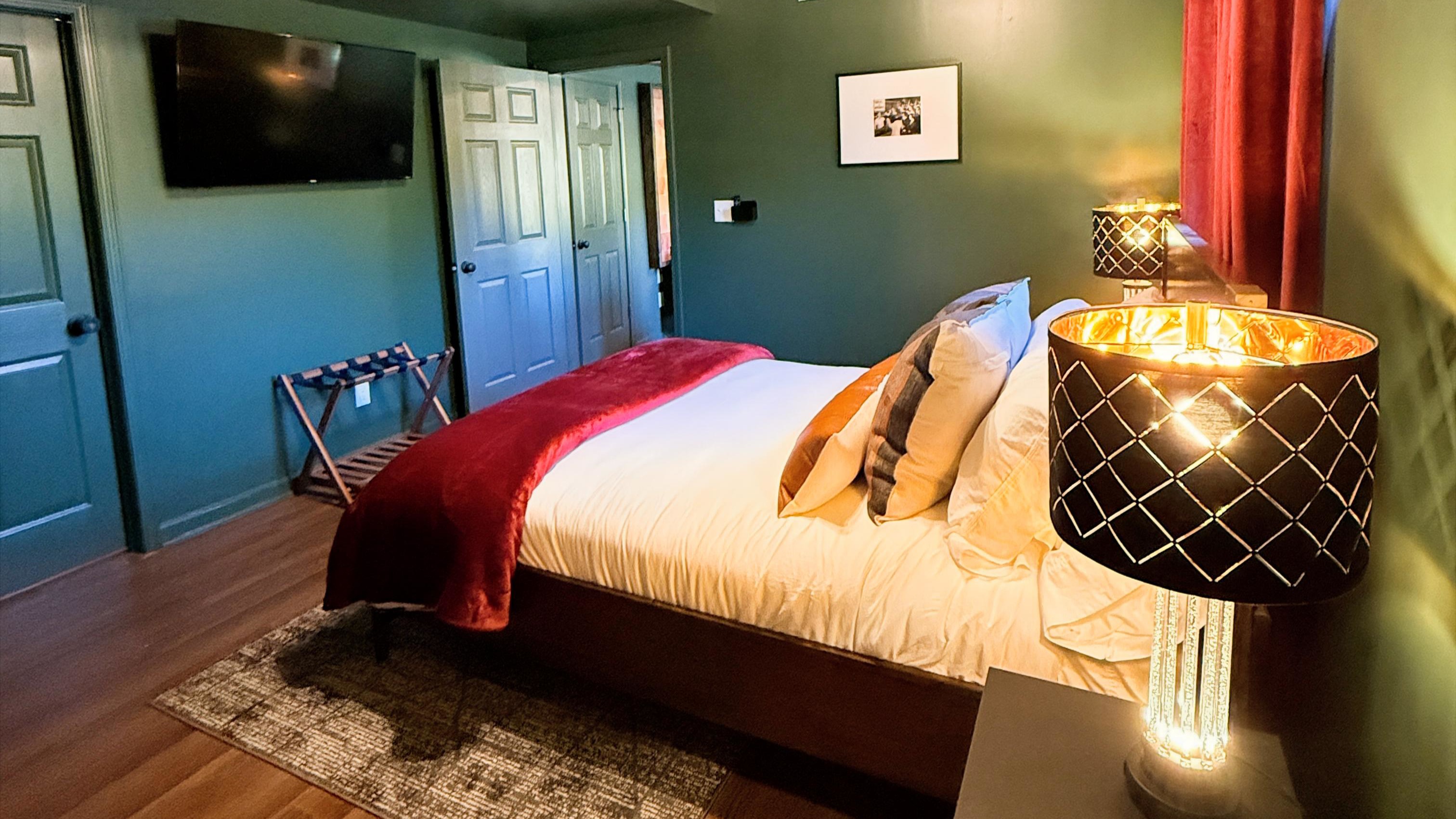Refined yet practical, this guest room blends comfort with intention — from the in-room TV and travel-ready amenities to the USB equipped bedside lamps, every element is designed for ease, connection, and modern bourbon-country comfort.