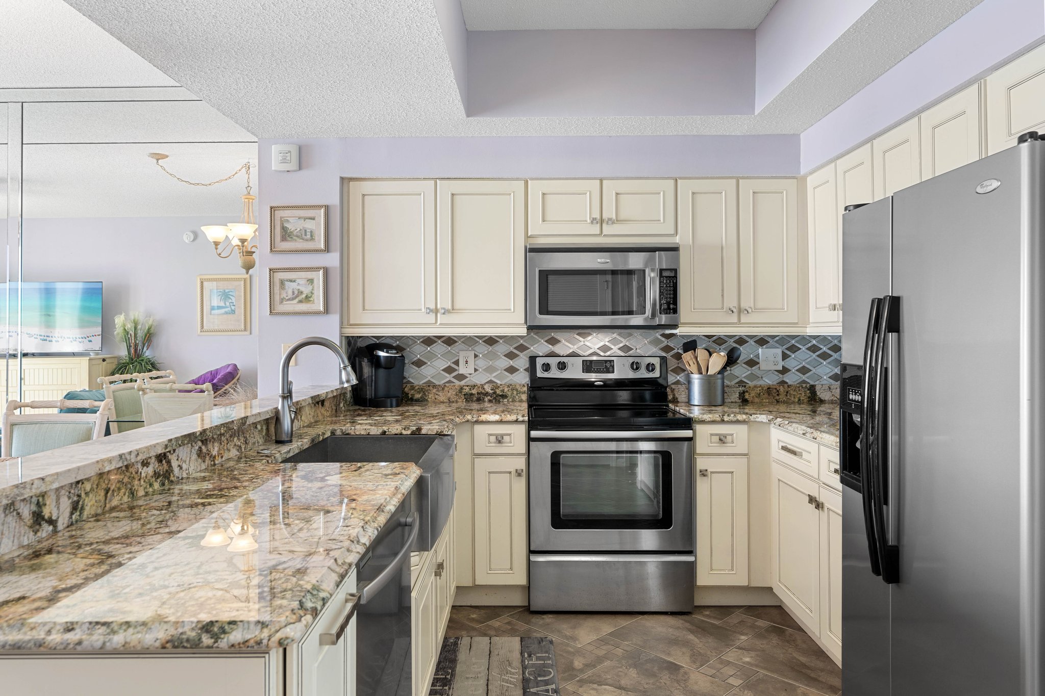 Well-equipped kitchen w/ generous counter space for easy meal prep.