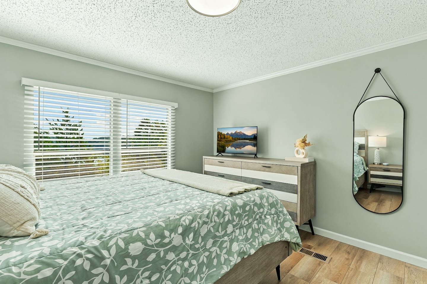 Wake up to a peaceful lake view right outside your bedroom window. A bright, relaxing space to start the morning before heading out for a day on the lake.