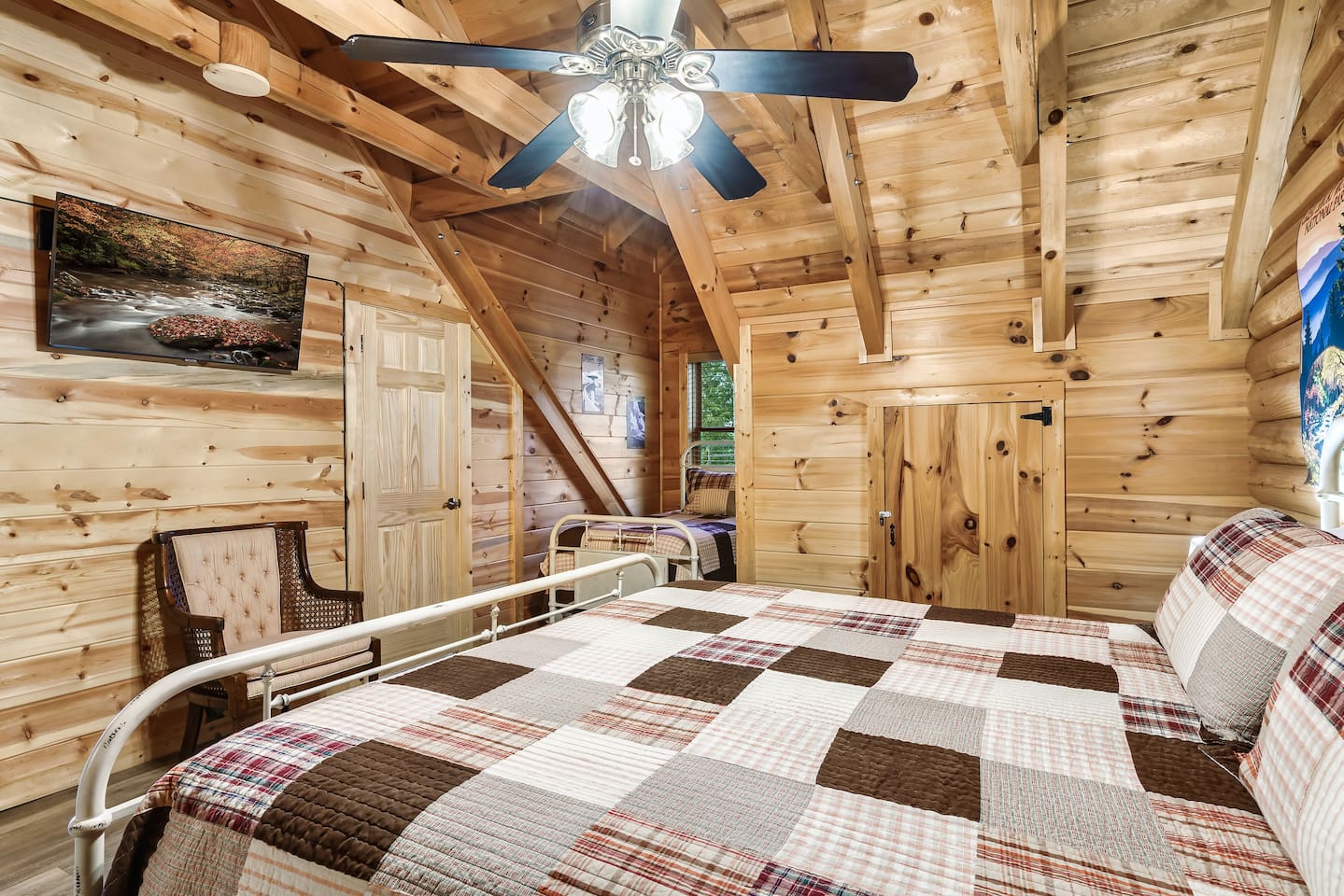 Upstairs bedroom - king bed / twin bed