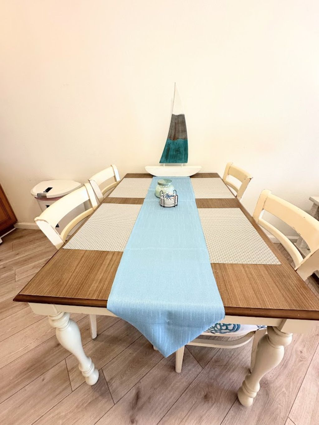 Dining Area Sleeps 4