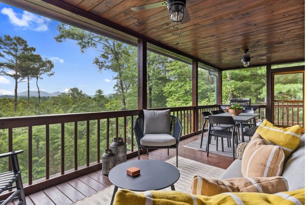 Curl up with a good book, sink into cozy seating, and let the long-range mountain views do the rest. This deck was made for slow mornings, deep breaths, and total relaxation. 🌄📖
