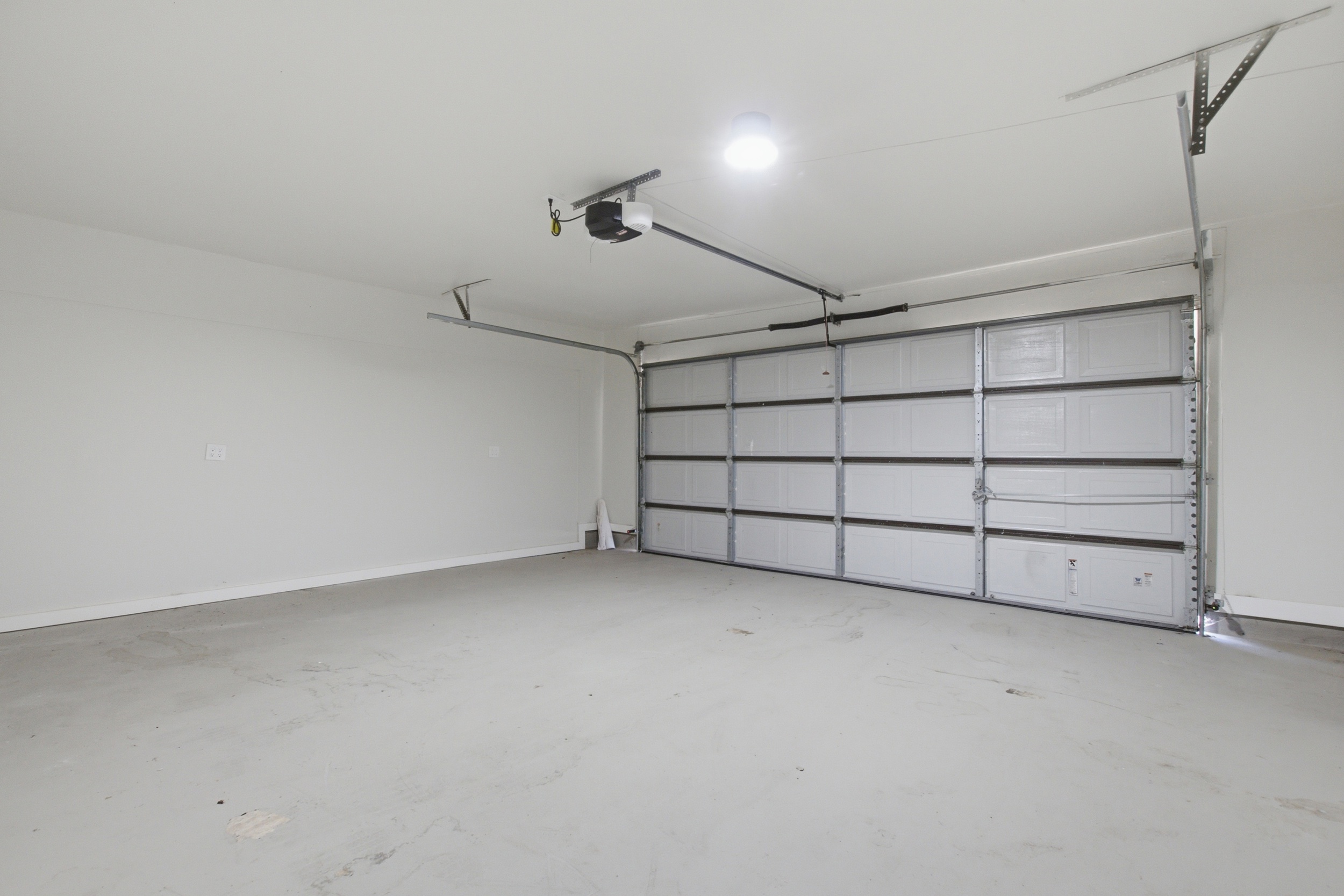 Clean 2 car garage! Ample parking space for the whole family.