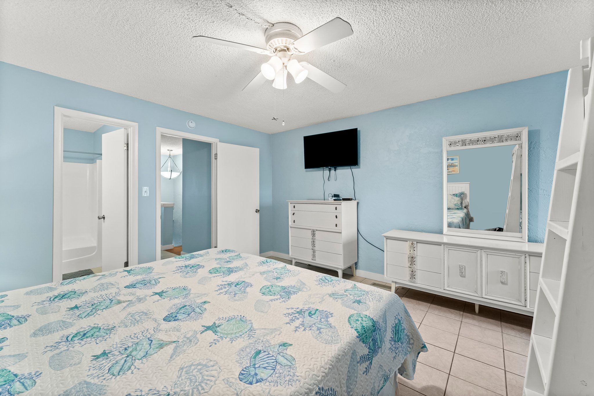 Ensuite bathroom for bunk bedroom