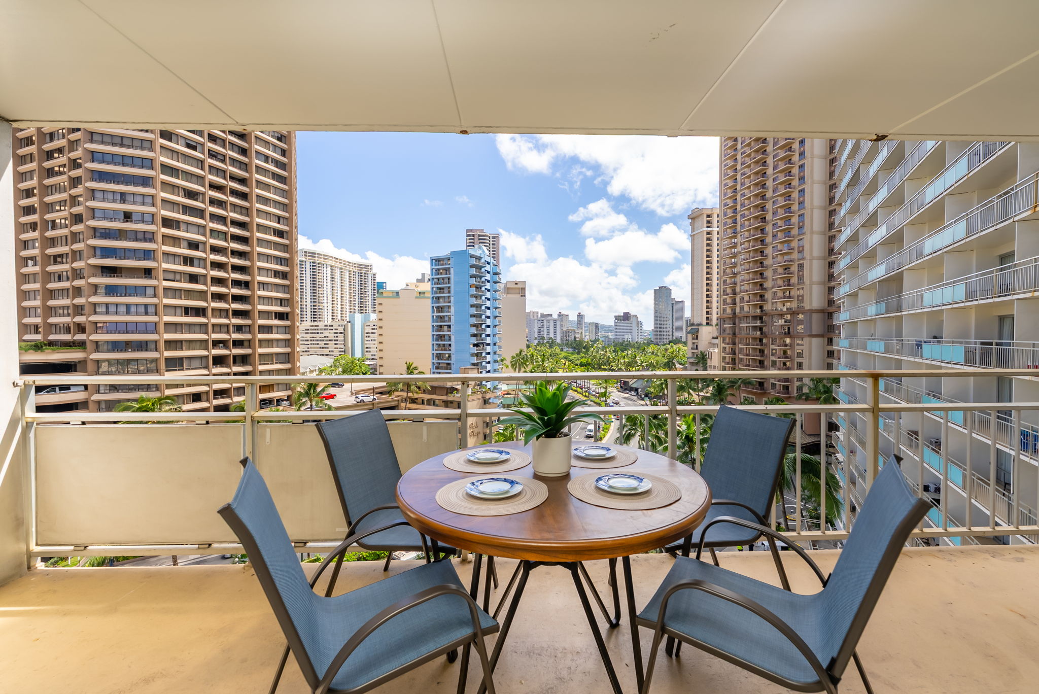 Large lanai with table/seating to enjoy the tropical tradewinds