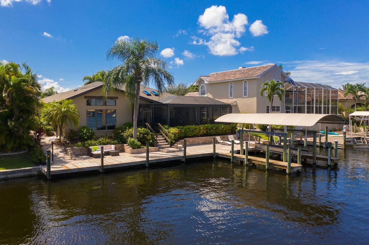 Waterfront dock with direct Gulf access via canal (No boat lift access)