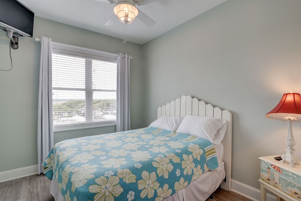 Sun - Bedroom 2 with queen bed and smart TV