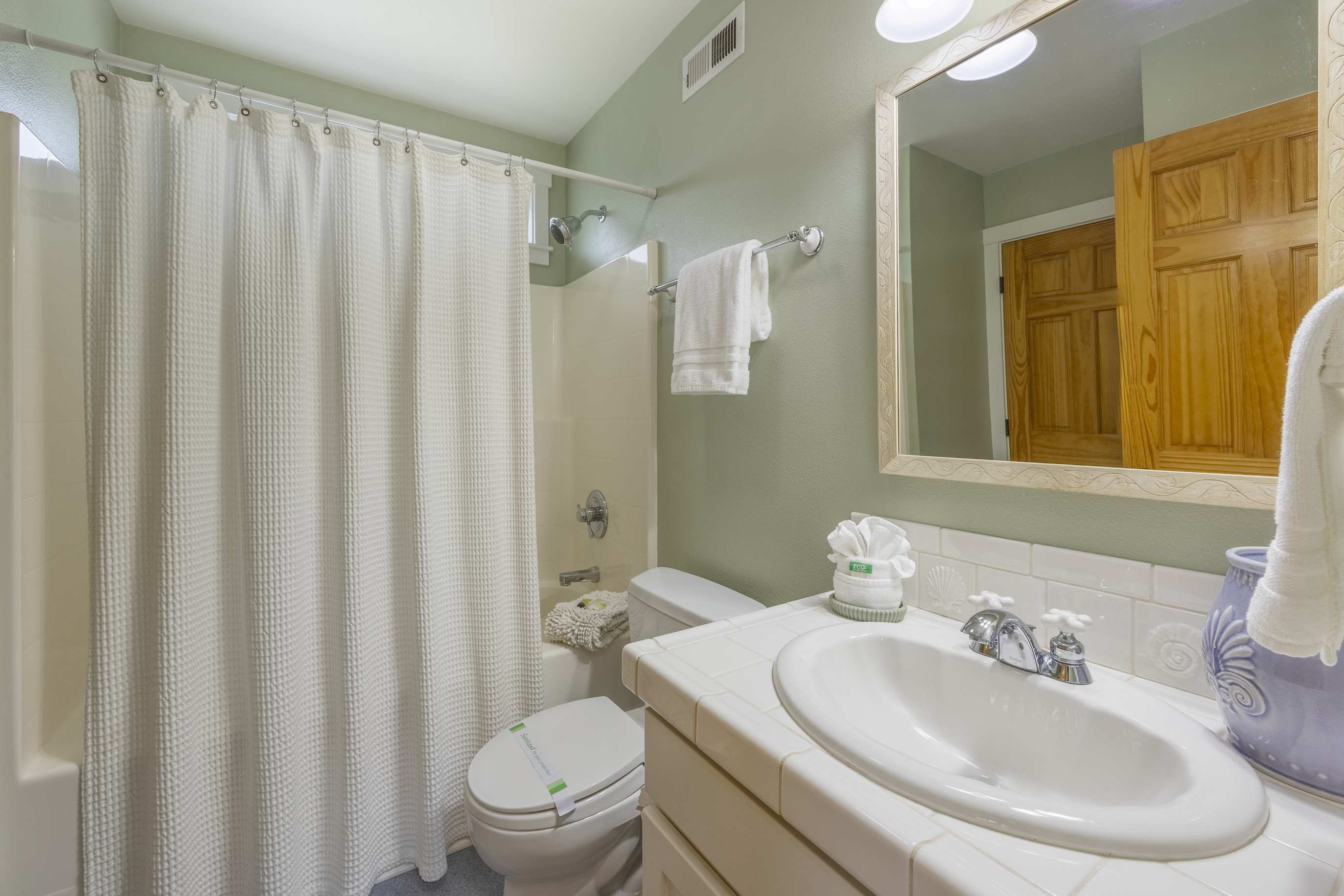 Enjoy easy access to a shared bath from the queen bedroom or hallway, designed for comfort and convenience.