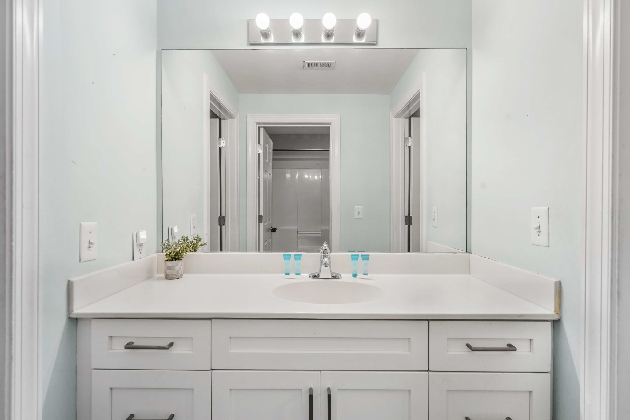 Bathroom 2: jack n jill bath | Sand Dollar | 102 Oceanview | 1116 Ocean Blvd, Isle of Palms, SC | IOP Escapes