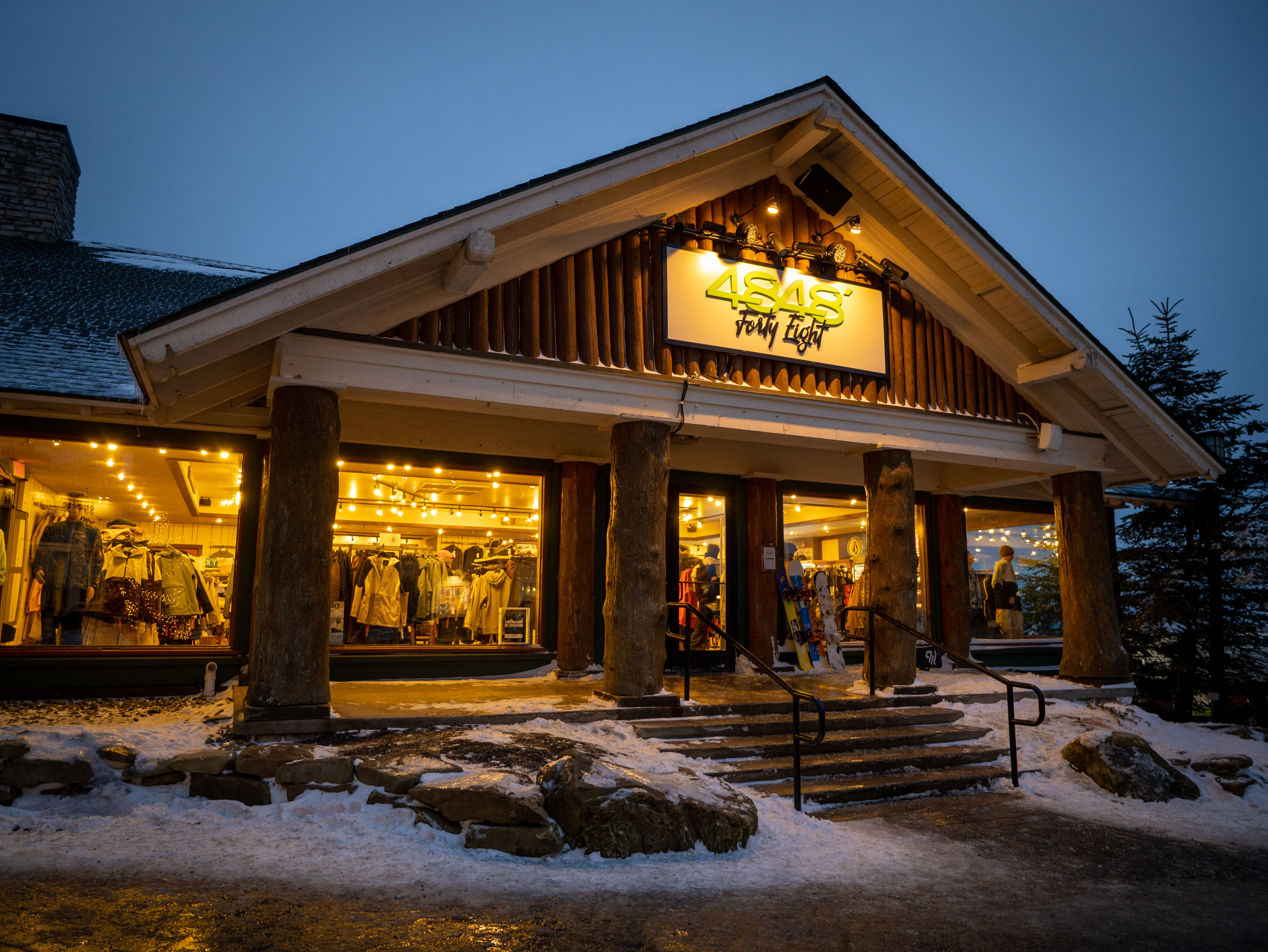 Highland House · Unit 207 — Restaurant Exterior (3)