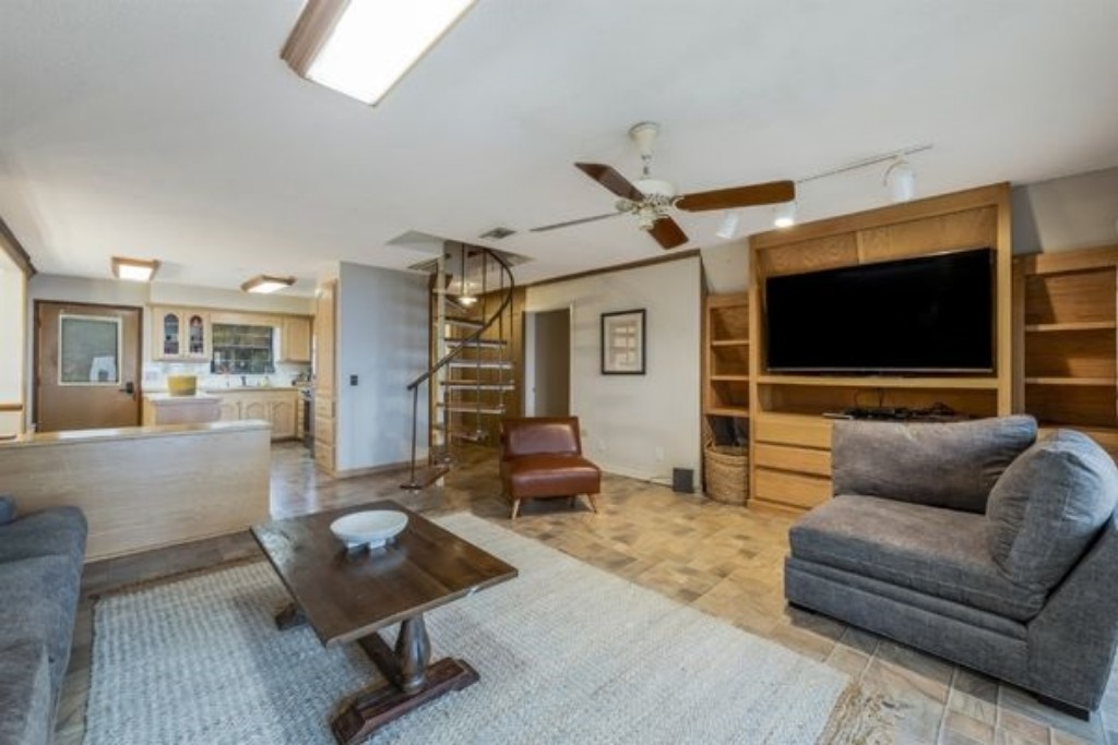 The living area at Larkspur Lodge features cozy seating and stunning views of Toledo Bend Lake through large windows that let in natural light. It’s the perfect spot to relax, unwind, and take in the peaceful beauty of the water just steps away. 