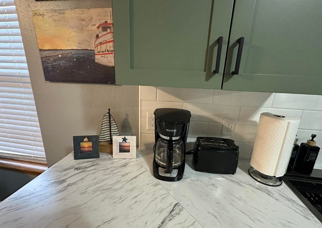 HOUSE WITH WHITE PORCH: Mini island area in the new kitchen. 