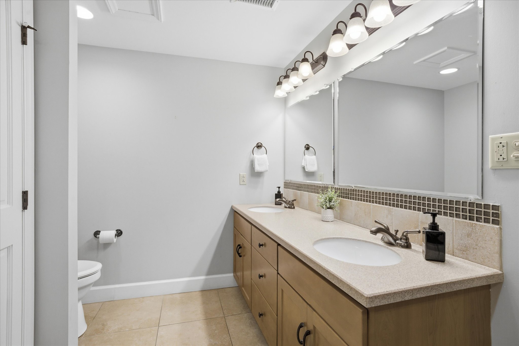 Start your day or wind down at night with everything you need—clean linens, stocked essentials, and a shower/tub combo ready when you are.