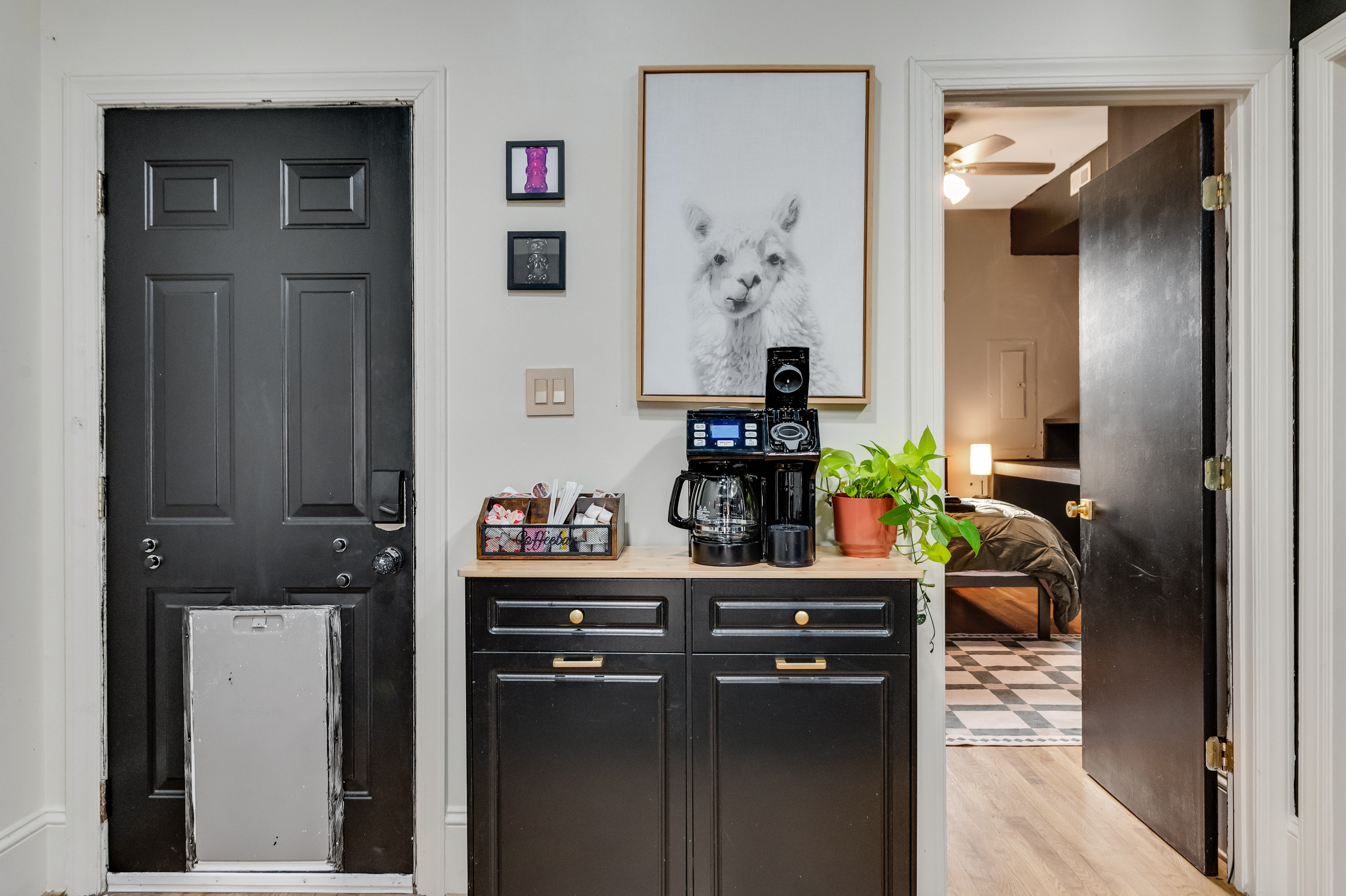 Kitchenette: Enjoy your morning coffee by the llama art, ready for adventures in Richmond!