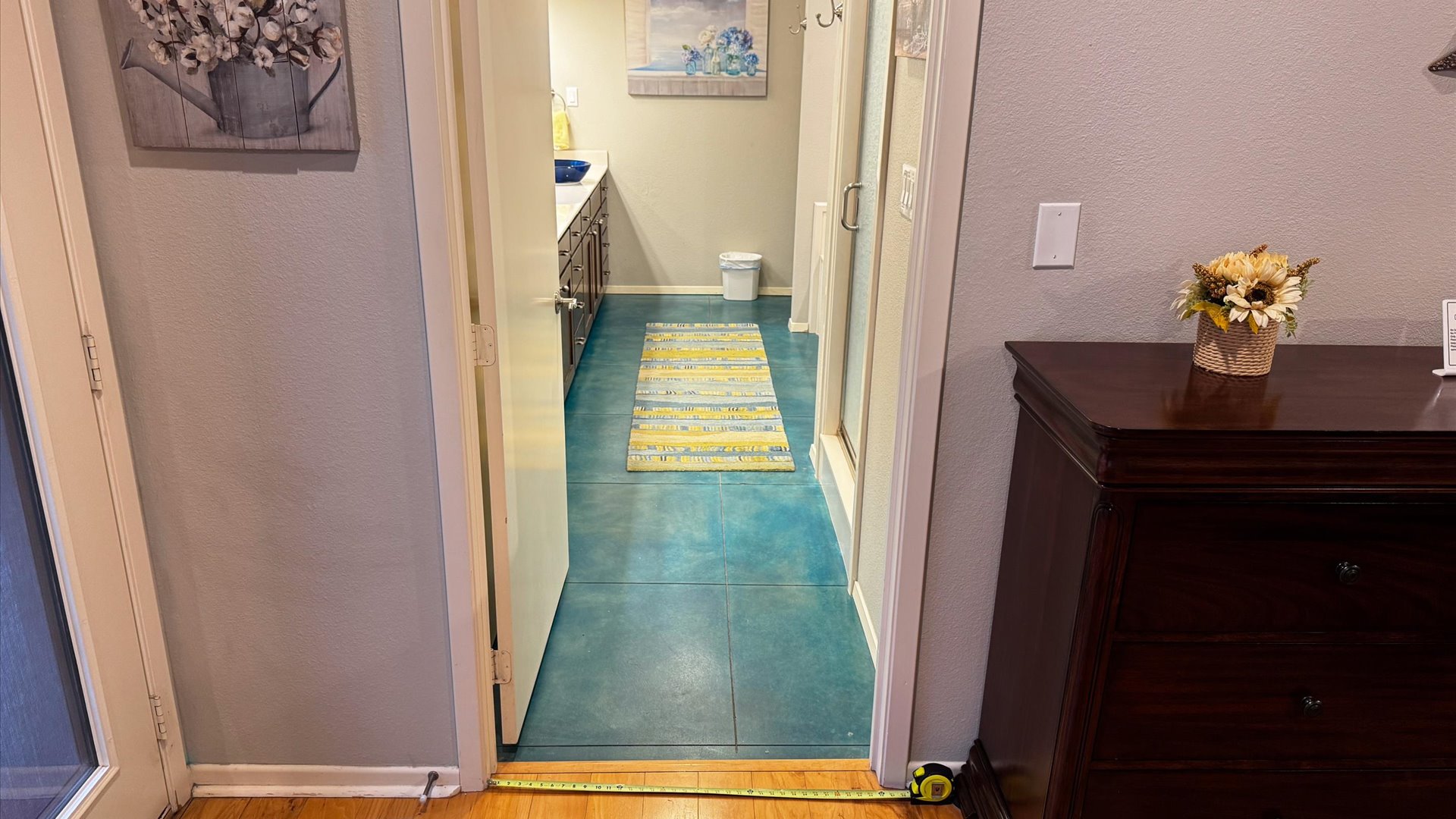 King 1 looking into the ensuite bathroom.