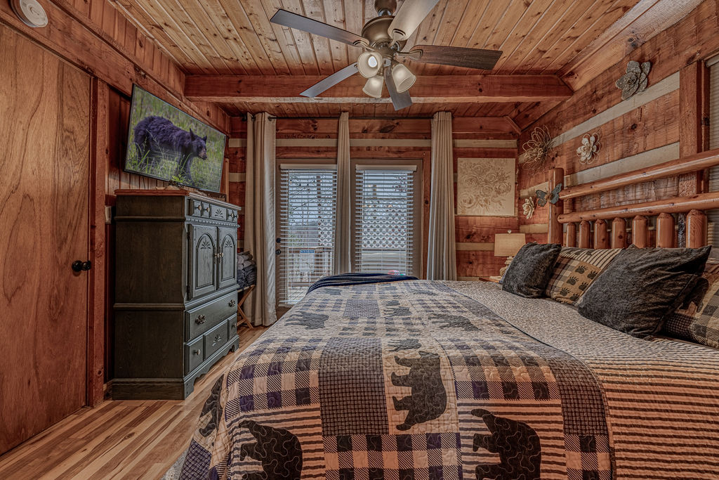 King bed with mountain decor and flatscreen