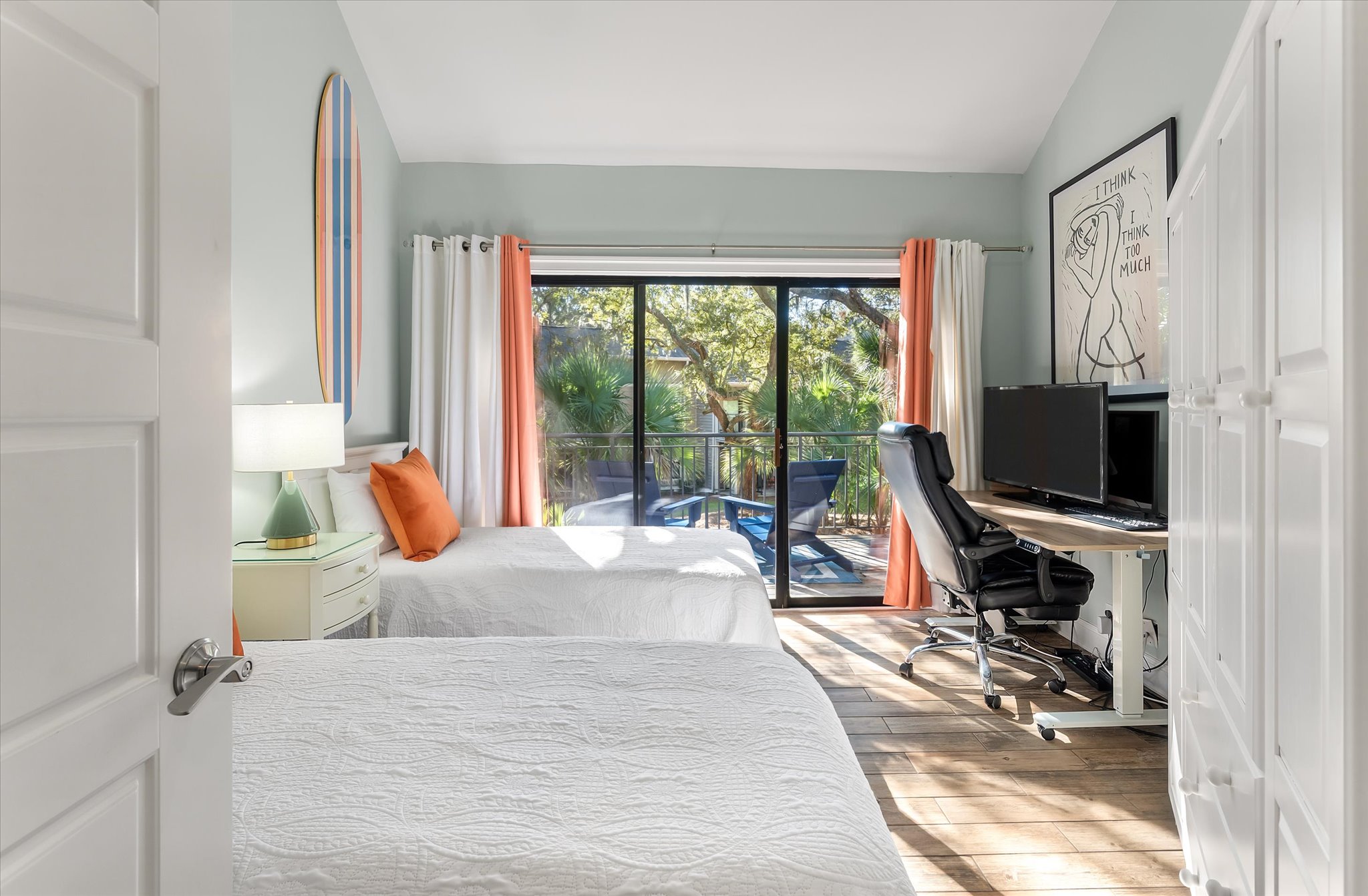 Secondary bedroom with 2 twin beds, smart TV and workspace