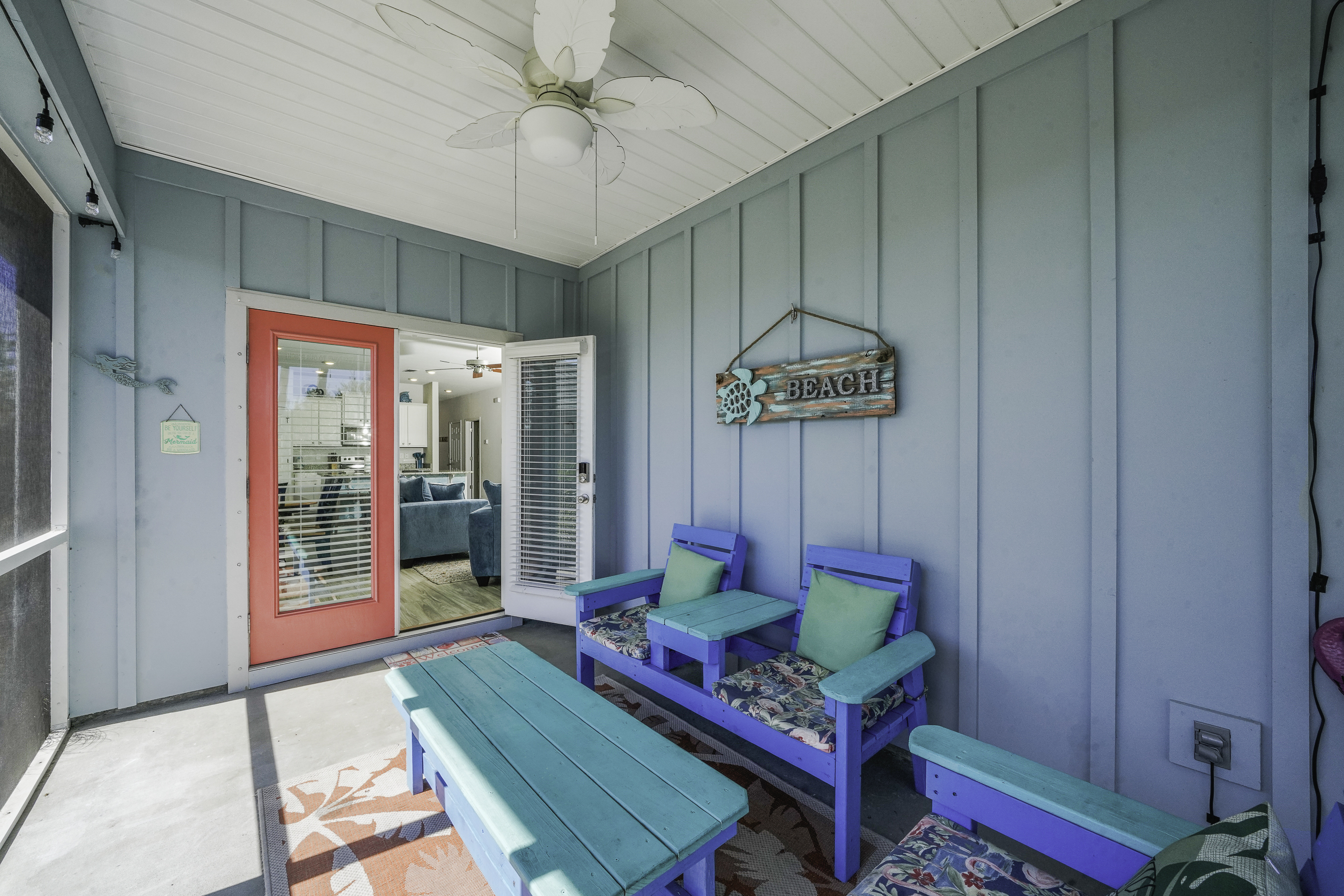 Screened porch with outdoor seating and ceiling fan
