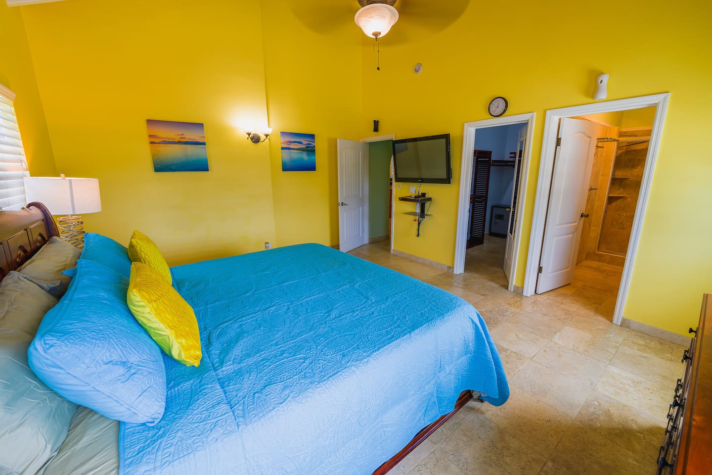Master bedroom (angle 2)