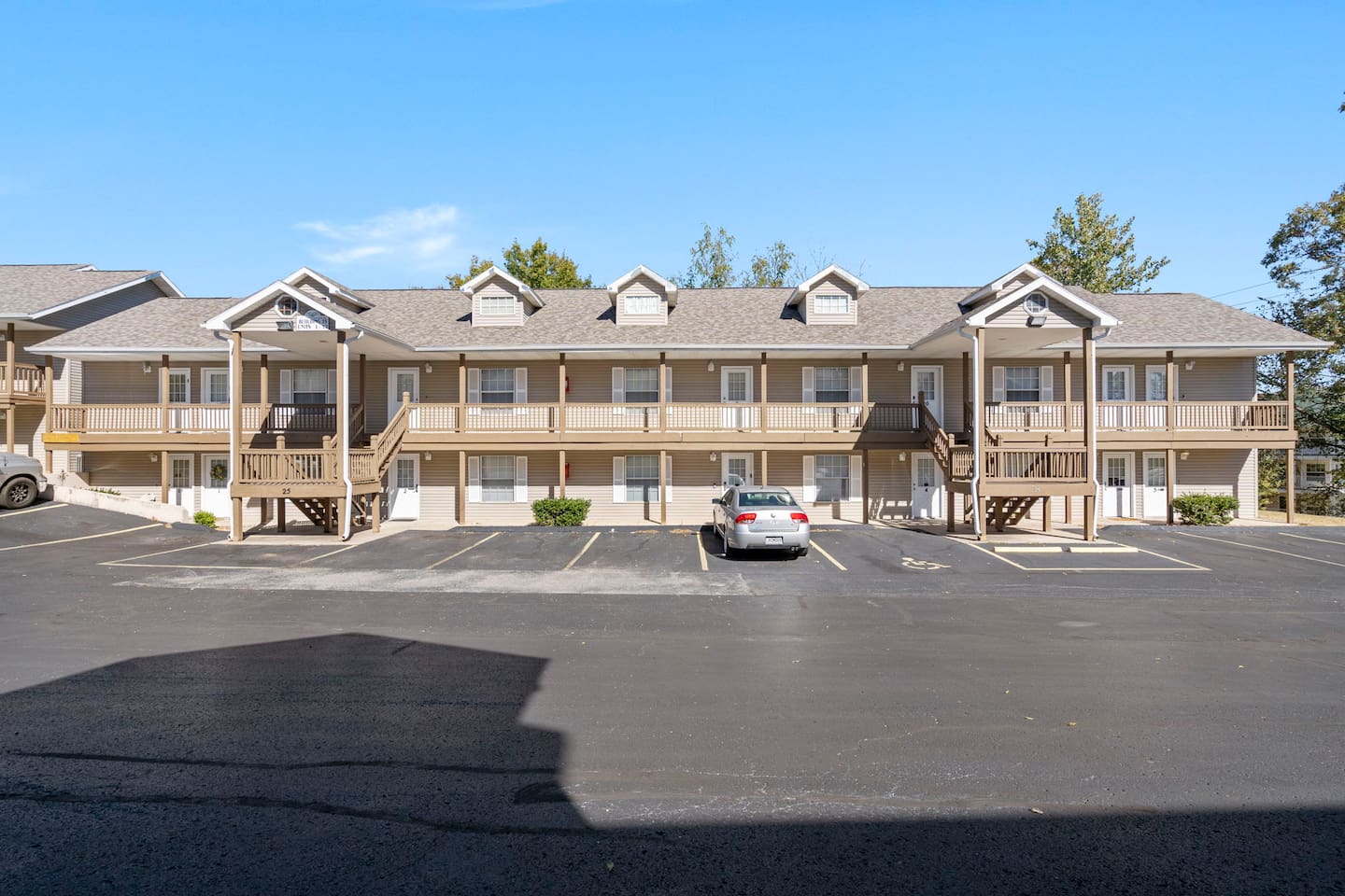 Walk in unit bottom floor, no stairs and parking available at first come first serve basis. Nice, quiet building. Located on a cull de sac with little traffic.