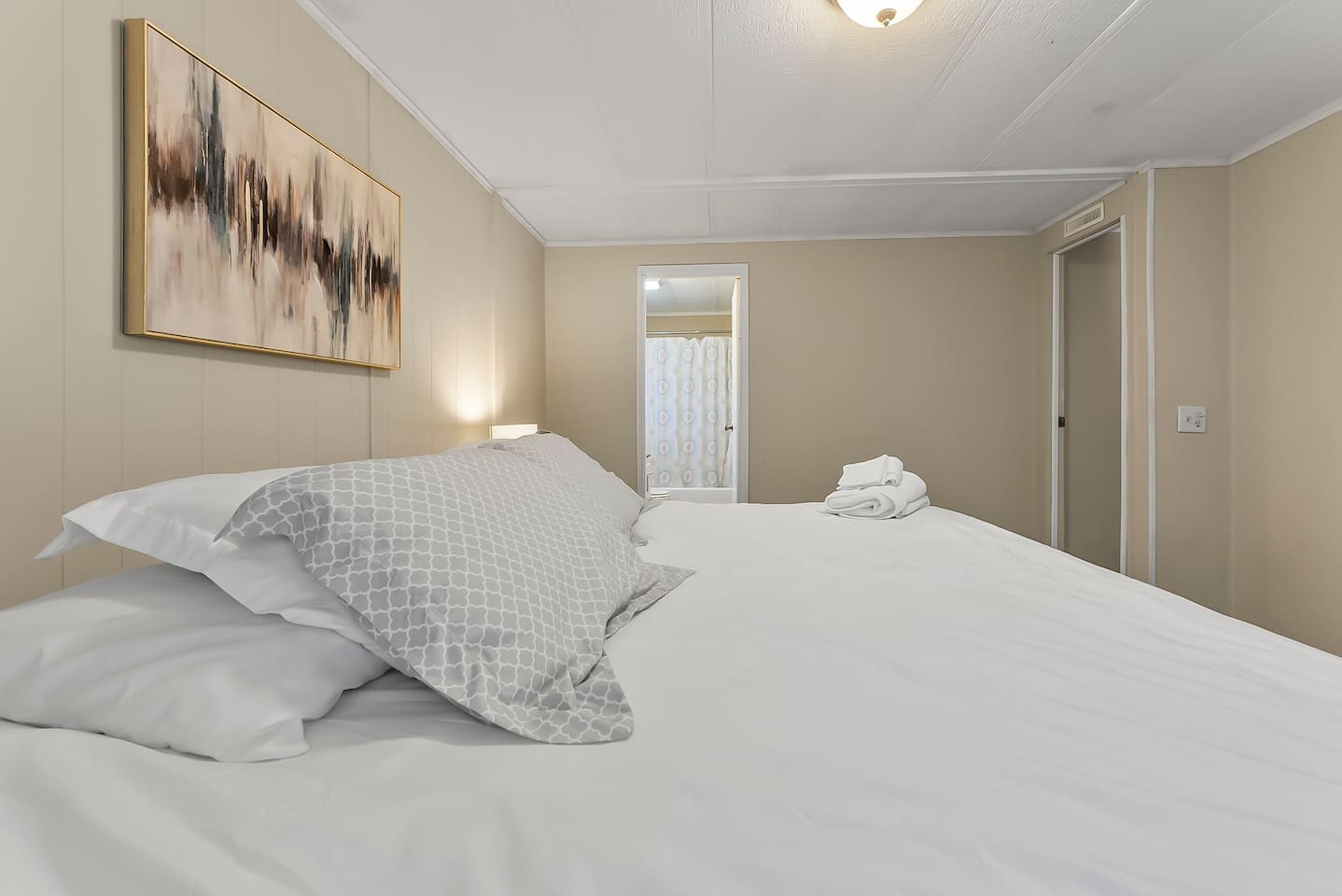 Bright and airy bedroom with fresh bedding, ideal for relaxing after a busy day.