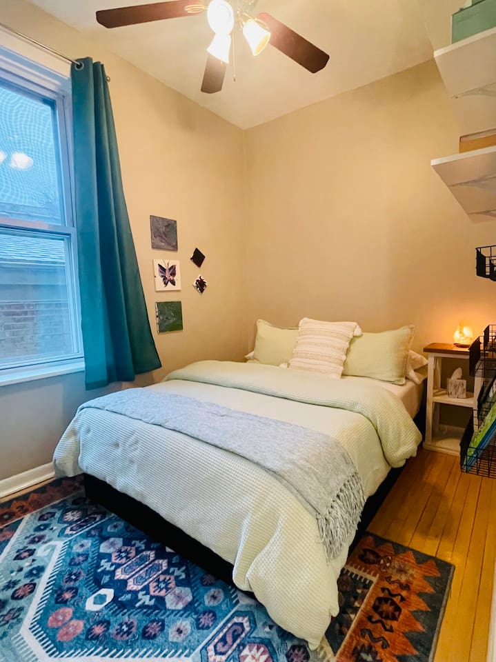 Comfortable bedroom with stylish rug and cozy bedding.
